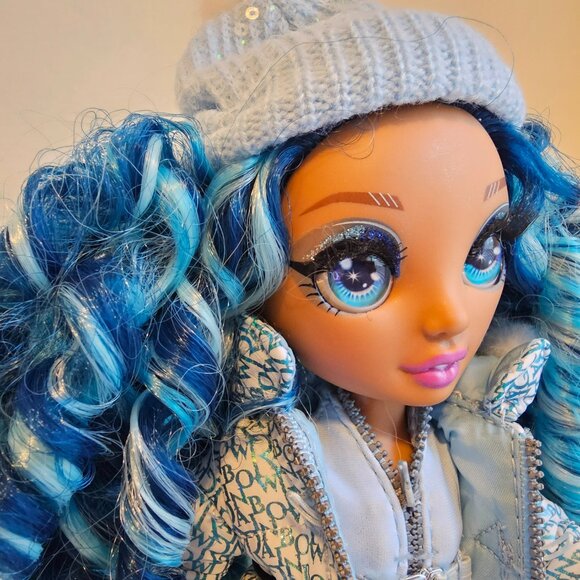 MGA Entertainment Rainbow High Winter Break Skyler Bradshaw Doll w/ Outfit 10.5" - Picture 3 of 12